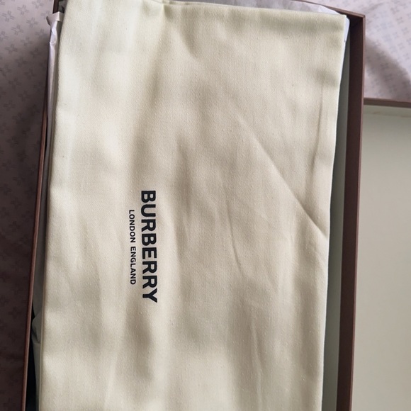 Fit me small they are a size 13 but fit a size 11 or 12 - Picture 4 of 6